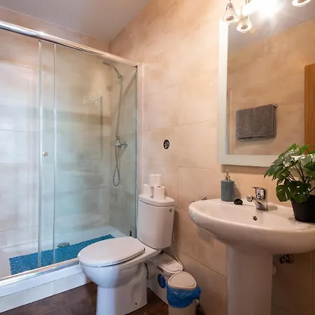 Legazpi, Amplio, Moderno Y Centrico Apartment *