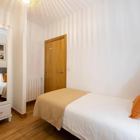 Legazpi, Amplio, Moderno Y Centrico Apartment *