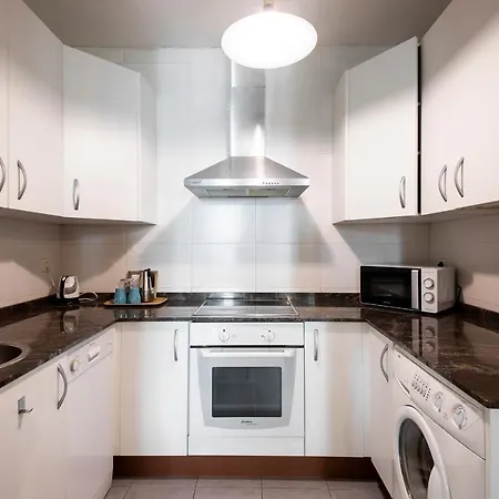 Legazpi, Amplio, Moderno Y Centrico Apartment